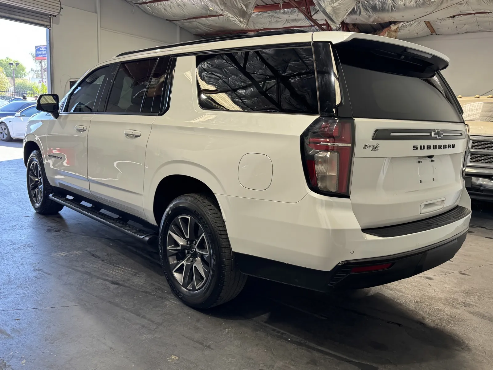 Chevrolet Suburban photo 2