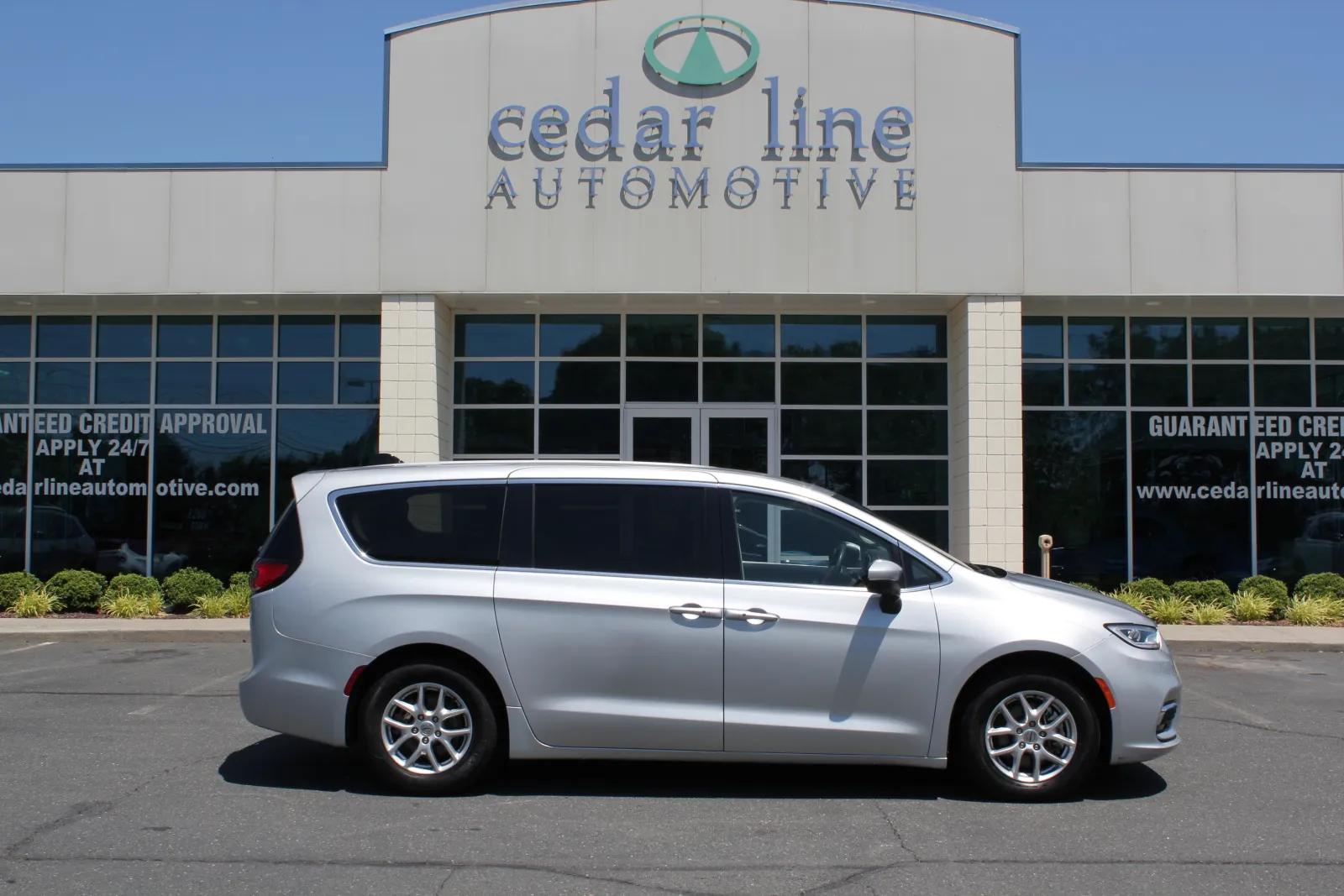 2023 Chrysler Pacifica Touring L's photo