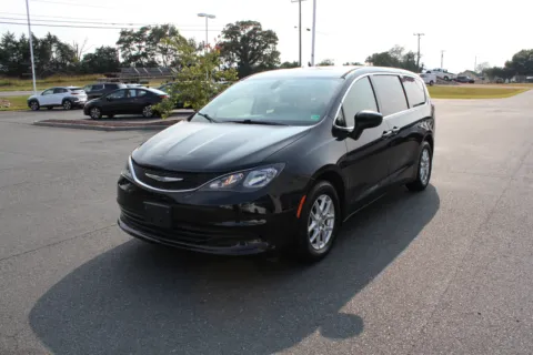 More photos of 2018 Chrysler Pacifica LX at Cedar Line Automotive, VA
