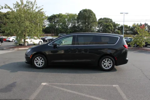 More photos of 2018 Chrysler Pacifica LX at Cedar Line Automotive, VA
