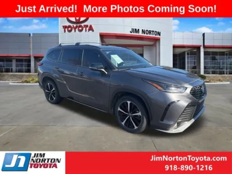 Gray 2022 Toyota Highlander XSE for sale in Tulsa, OK