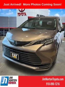 More photos of 2022 Toyota Sienna LE at Jim Norton Toyota, OK