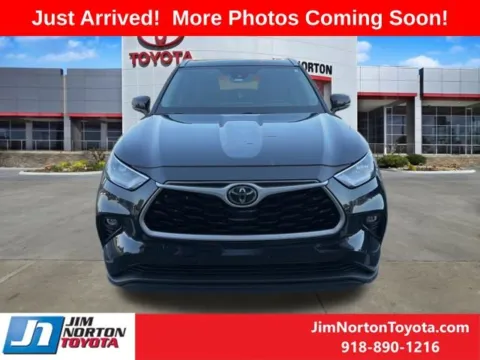 Photos of 2020 Toyota Highlander XLE for sale in Tulsa, OK at Jim Norton Toyota