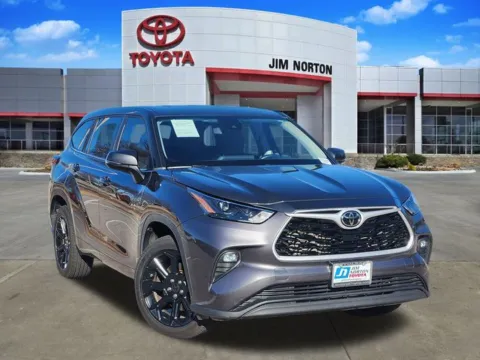 Gray 2023 Toyota Highlander LE for sale in Tulsa, OK
