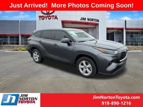 Gray 2023 Toyota Highlander Hybrid LE for sale in Tulsa, OK