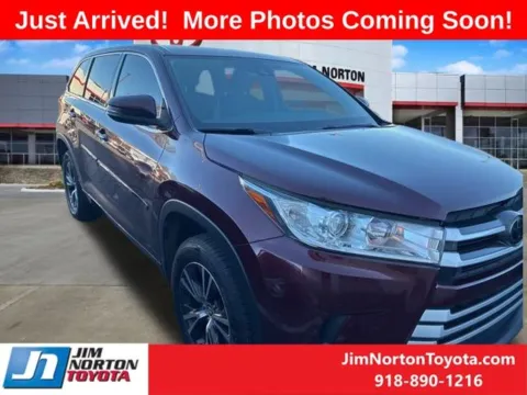 Red 2017 Toyota Highlander LE for sale in Tulsa, OK