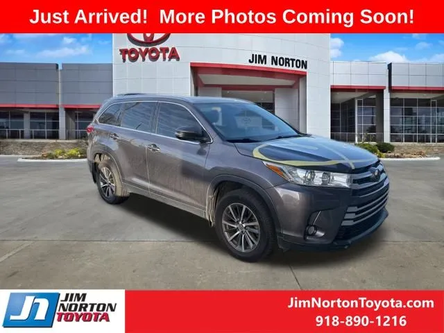 Gray 2019 Toyota Highlander XLE for sale in Tulsa, OK