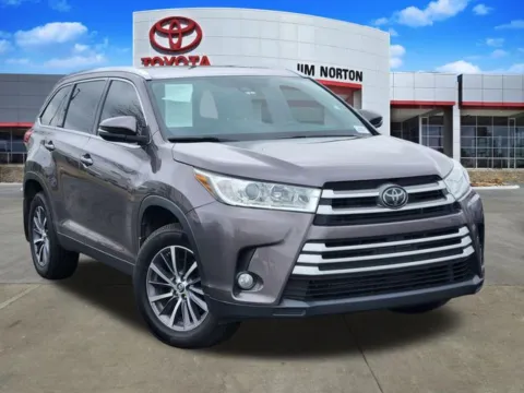 Gray 2019 Toyota Highlander XLE for sale in Tulsa, OK