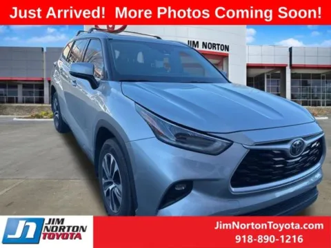 Silver 2021 Toyota Highlander XLE for sale in Tulsa, OK