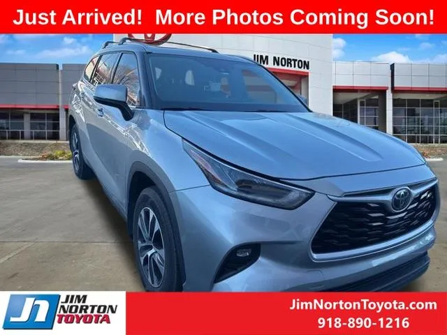 Silver 2021 Toyota Highlander XLE for sale in Tulsa, OK