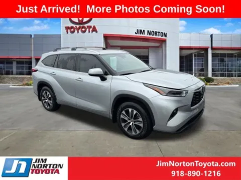 Silver 2021 Toyota Highlander XLE for sale in Tulsa, OK