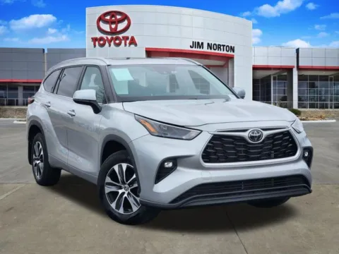 Silver 2024 Toyota Highlander XLE for sale in Tulsa, OK