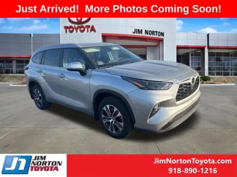Silver 2024 Toyota Highlander XLE for sale in Tulsa, OK