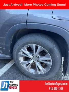 More photos of 2014 Toyota Highlander XLE V6 at Jim Norton Toyota, OK