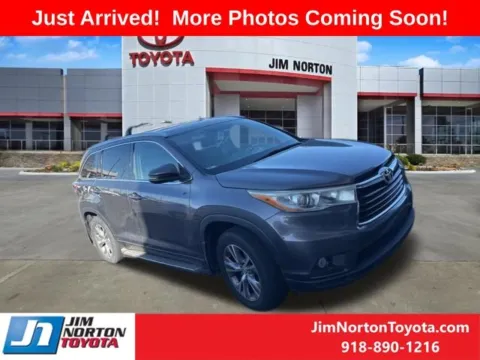 Gray 2014 Toyota Highlander XLE V6 for sale in Tulsa, OK