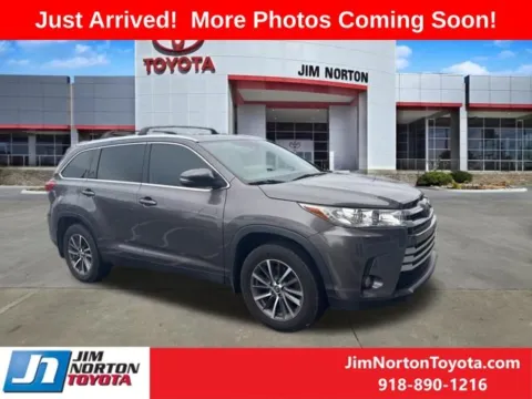 Gray 2019 Toyota Highlander XLE for sale in Tulsa, OK