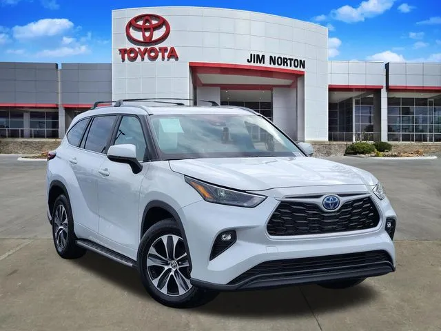 White 2024 Toyota Highlander Hybrid XLE for sale in Tulsa, OK