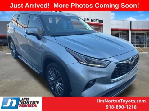 Silver 2022 Toyota Highlander Platinum for sale in Tulsa, OK