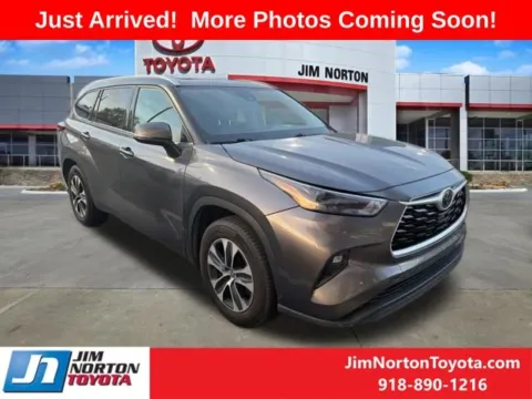 Gray 2022 Toyota Highlander XLE for sale in Tulsa, OK