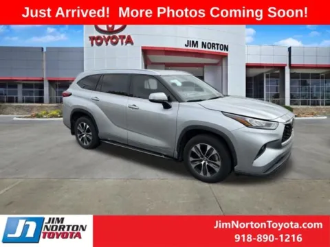 Silver 2020 Toyota Highlander XLE for sale in Tulsa, OK