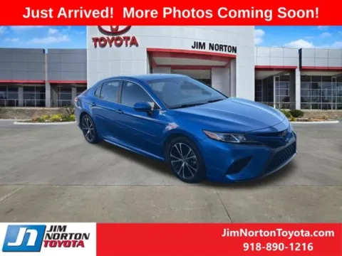 Blue 2018 Toyota Camry SE for sale in Tulsa, OK