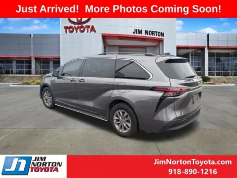 More photos of 2021 Toyota Sienna LE at Jim Norton Toyota, OK