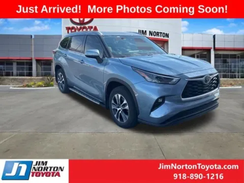 Blue 2022 Toyota Highlander Hybrid XLE for sale in Tulsa, OK