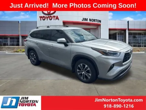 Silver 2021 Toyota Highlander XLE for sale in Tulsa, OK