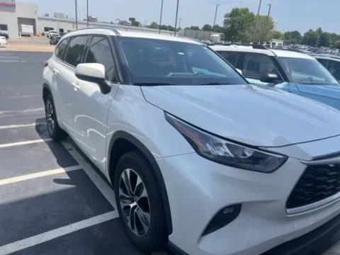 White 2020 Toyota Highlander XLE for sale in Tulsa, OK