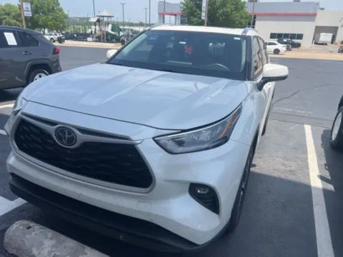 Photos of 2020 Toyota Highlander XLE for sale in Tulsa, OK at Jim Norton Toyota