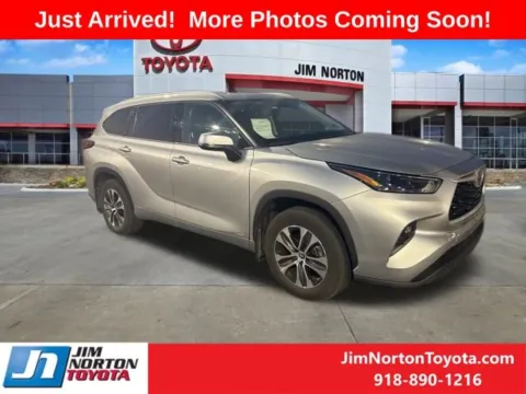 Silver 2022 Toyota Highlander Hybrid XLE for sale in Tulsa, OK