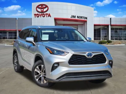 Silver 2022 Toyota Highlander Hybrid XLE for sale in Tulsa, OK