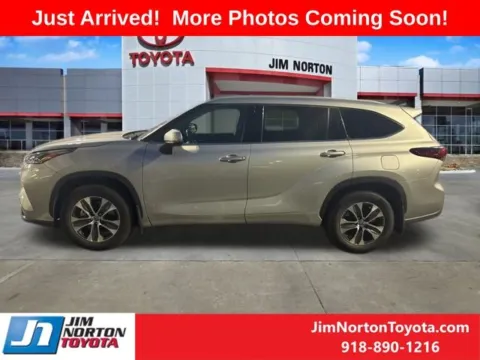 More photos of 2022 Toyota Highlander Hybrid XLE at Jim Norton Toyota, OK