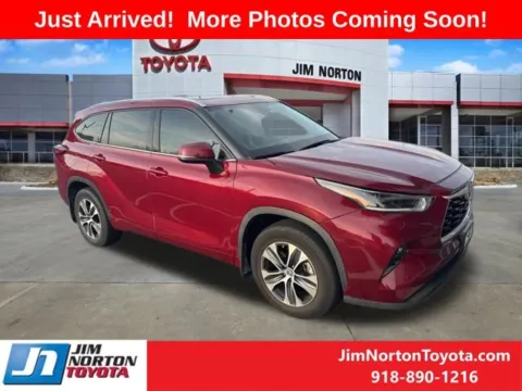 Red 2021 Toyota Highlander XLE for sale in Tulsa, OK