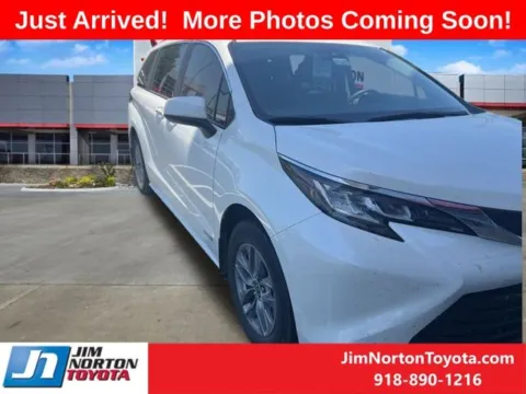 White 2021 Toyota Sienna XLE for sale in Tulsa, OK