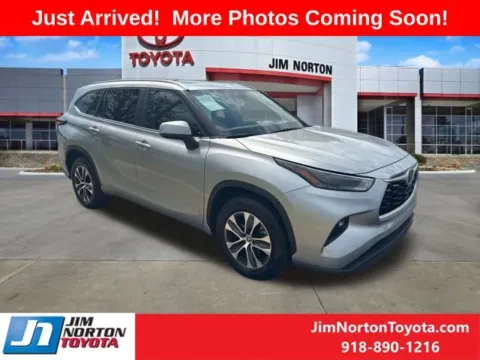 Silver 2024 Toyota Highlander XLE for sale in Tulsa, OK