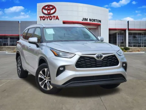 Silver 2024 Toyota Highlander XLE for sale in Tulsa, OK
