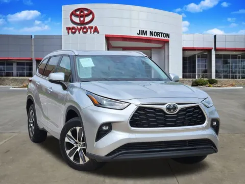 Silver 2024 Toyota Highlander XLE for sale in Tulsa, OK