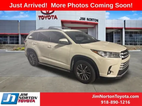 White 2017 Toyota Highlander XLE for sale in Tulsa, OK