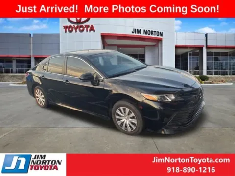 Black 2019 Toyota Camry Hybrid LE for sale in Tulsa, OK