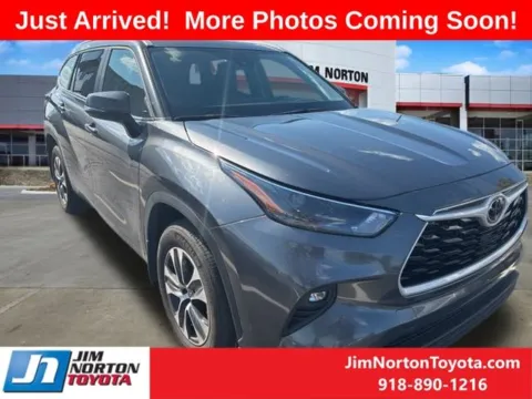 Gray 2024 Toyota Highlander XLE for sale in Tulsa, OK