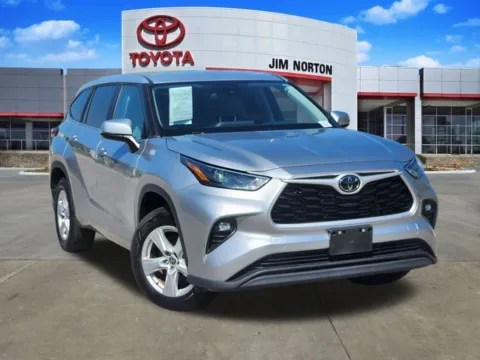 Silver 2023 Toyota Highlander LE for sale in Tulsa, OK