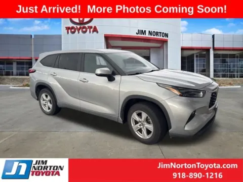 Silver 2023 Toyota Highlander LE for sale in Tulsa, OK