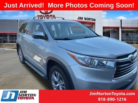 Silver 2015 Toyota Highlander XLE V6 for sale in Tulsa, OK