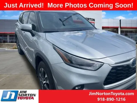 Silver 2021 Toyota Highlander Hybrid XLE for sale in Tulsa, OK