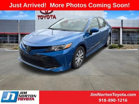 Blue 2020 Toyota Camry Hybrid LE for sale in Tulsa, OK