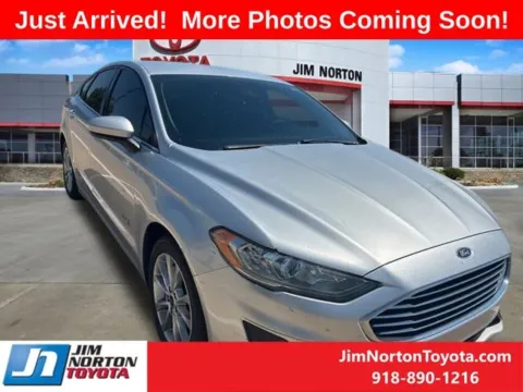 Silver 2019 Ford Fusion Hybrid SE for sale in Tulsa, OK
