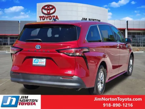 More photos of 2022 Toyota Sienna LE at Jim Norton Toyota, OK