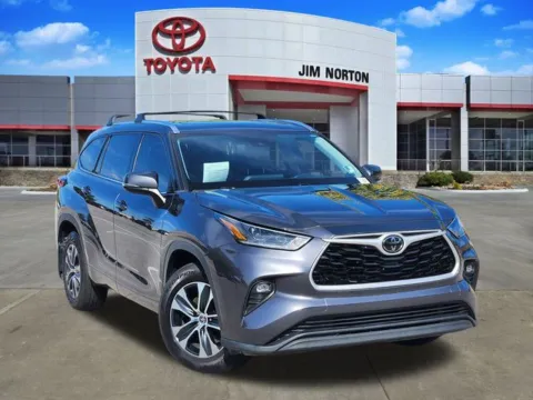 Gray 2021 Toyota Highlander XLE for sale in Tulsa, OK