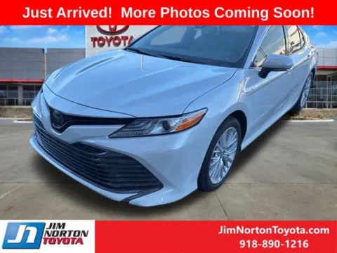 White 2020 Toyota Camry Hybrid XLE for sale in Tulsa, OK
